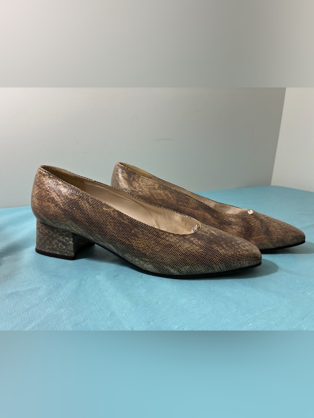 Stuart Weitzman Low Block Heel Pumps in Tan Snakeskin Pattern Leather Size 9B